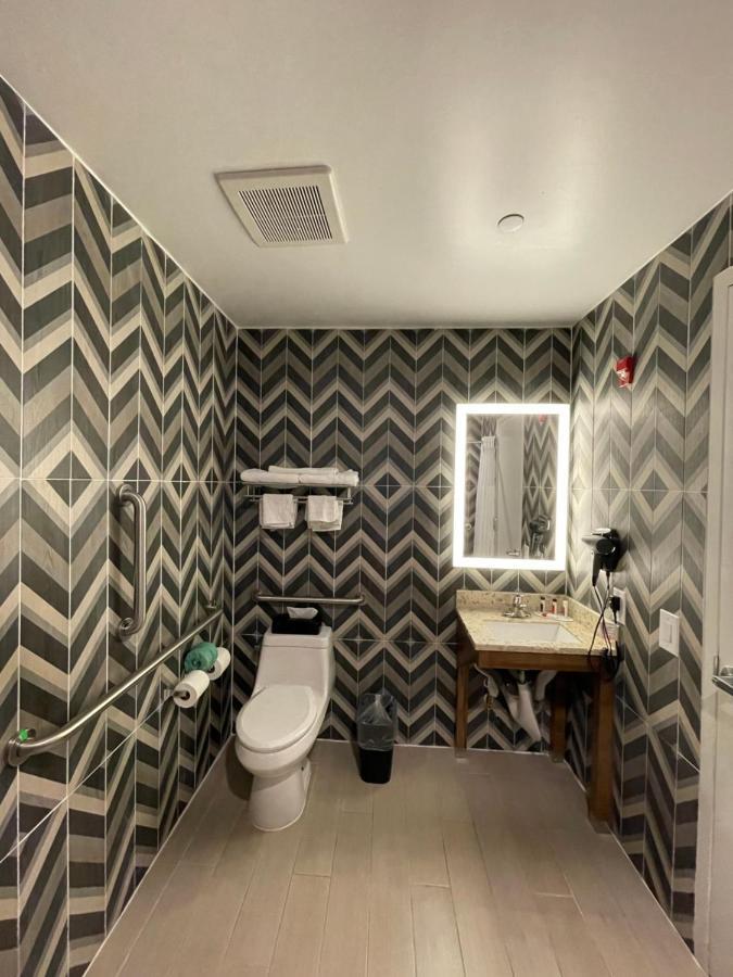ホテル Super 8 By Wyndham Brooklyn Williamsburg ニューヨーク エクステリア 写真